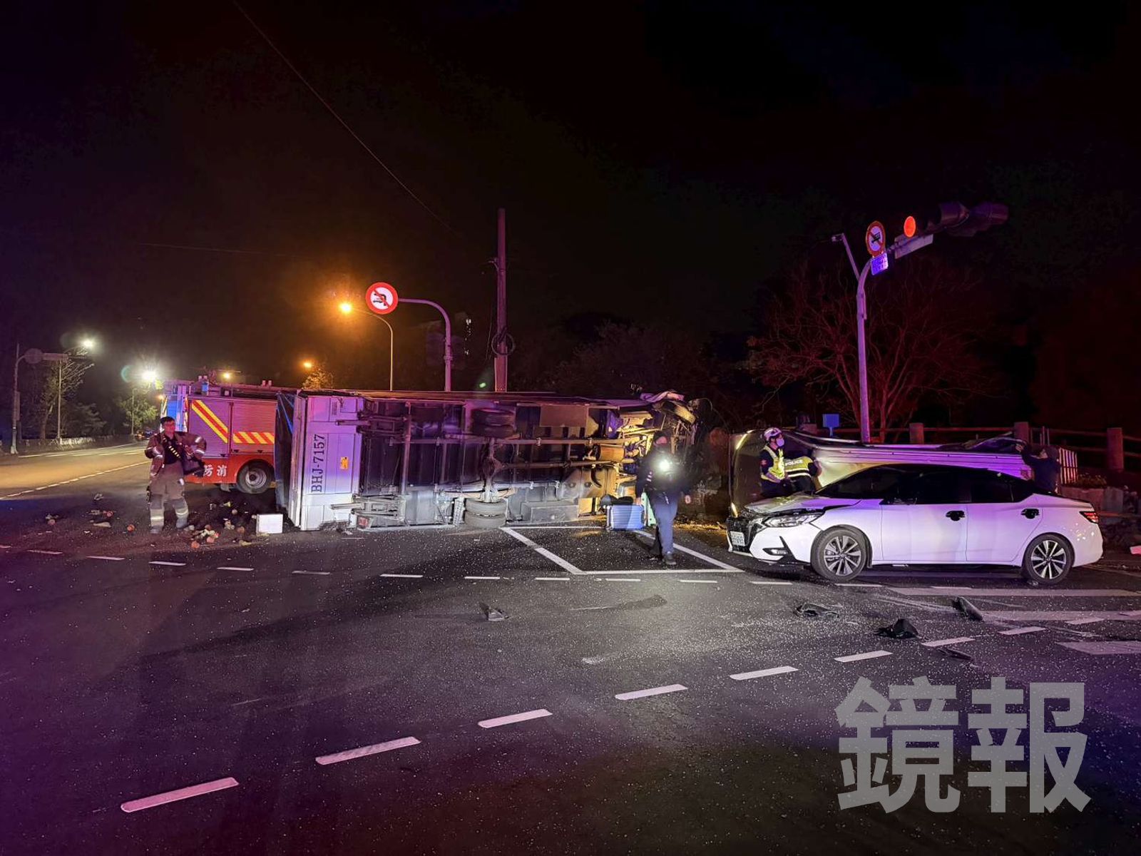 撞擊瞬間曝！印尼移工返鄉赴機場途中遇劫　廂型車遭攔腰撞翻釀1死7傷