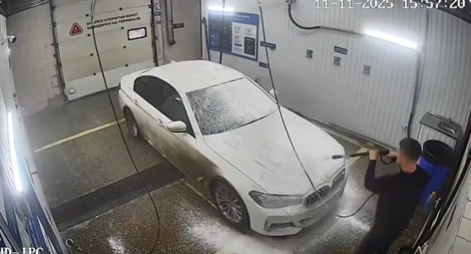 這是洗車還是摩鐵？影片要看完　車子震動地很厲害