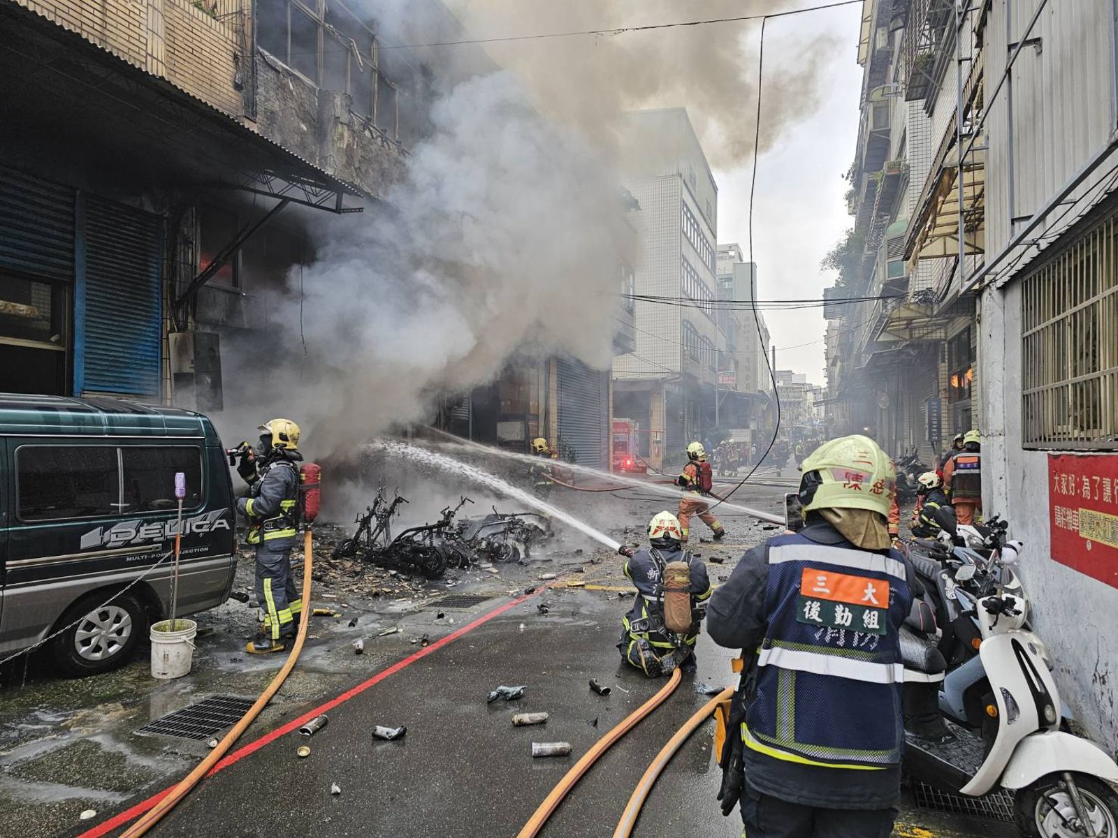 超危急！三重工廠火警濃煙猛竄　4人受困頂樓待救