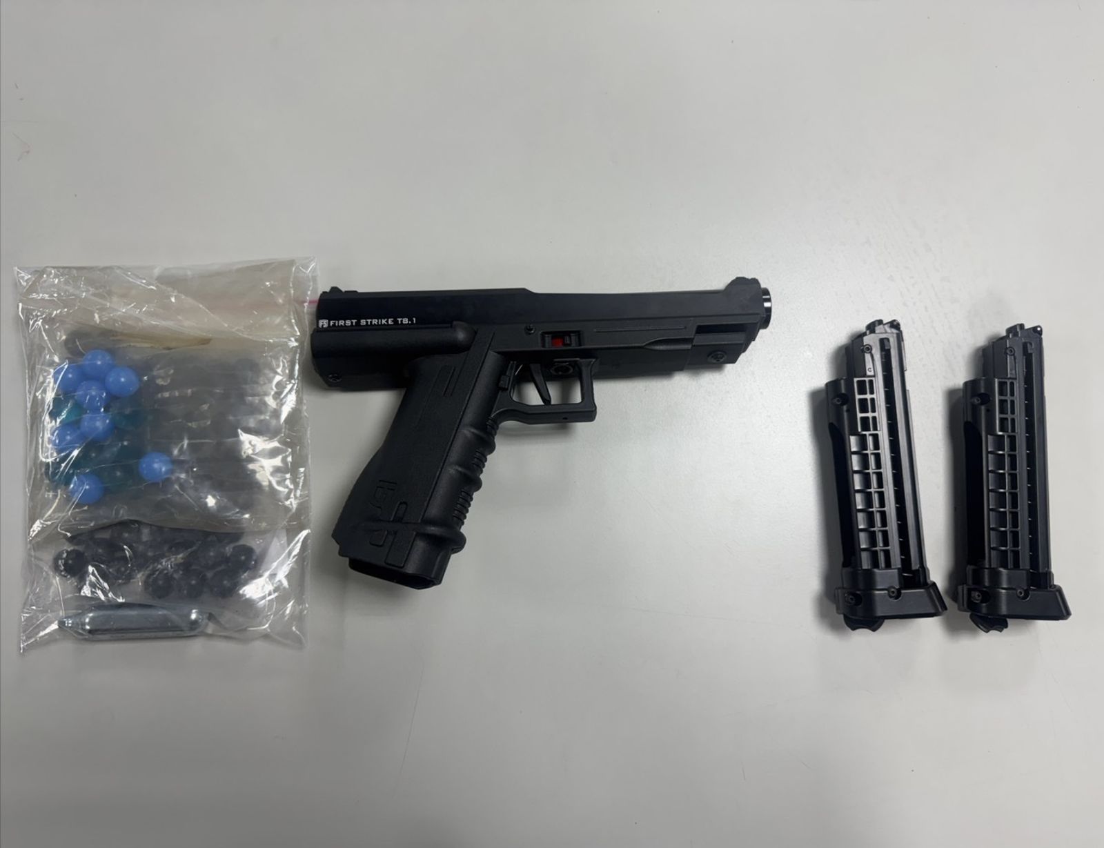 無殺傷力空氣槍。翻攝畫面