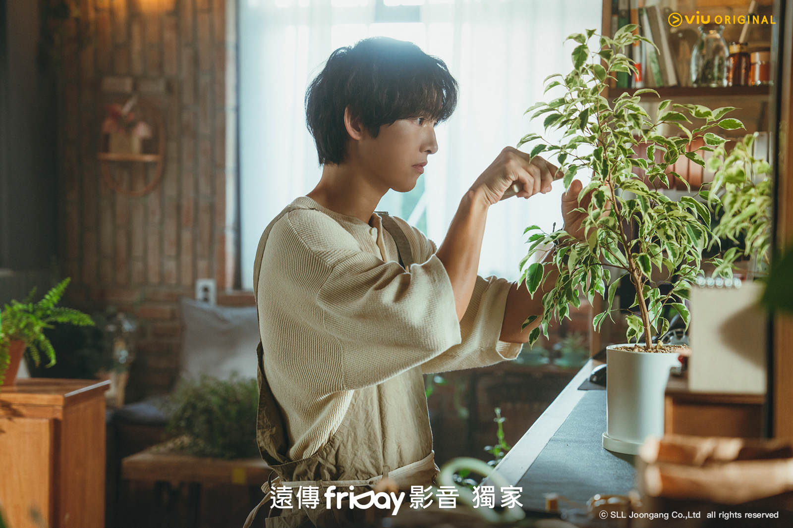 宋仲基為了角色功課認真學花藝。 friDay影音提供