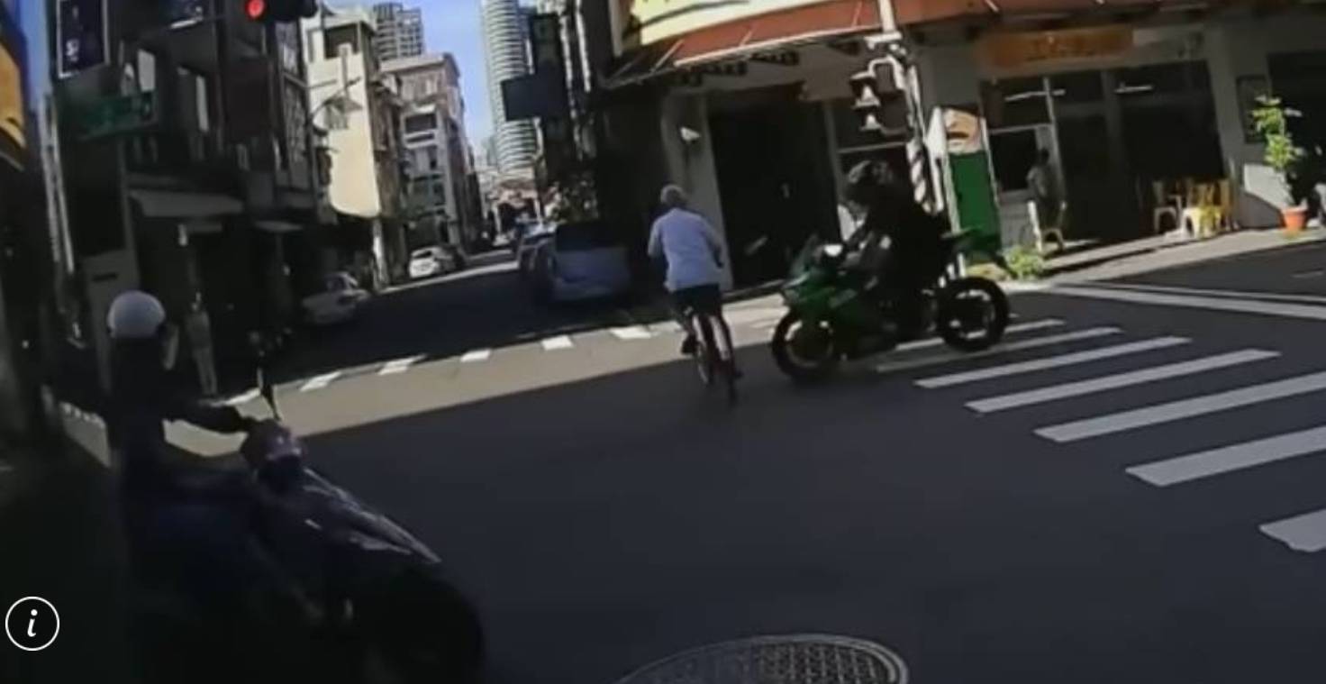有片/不顧眾人停等 86歲單車翁一馬當先闖紅燈 下秒被重機撞飛不治