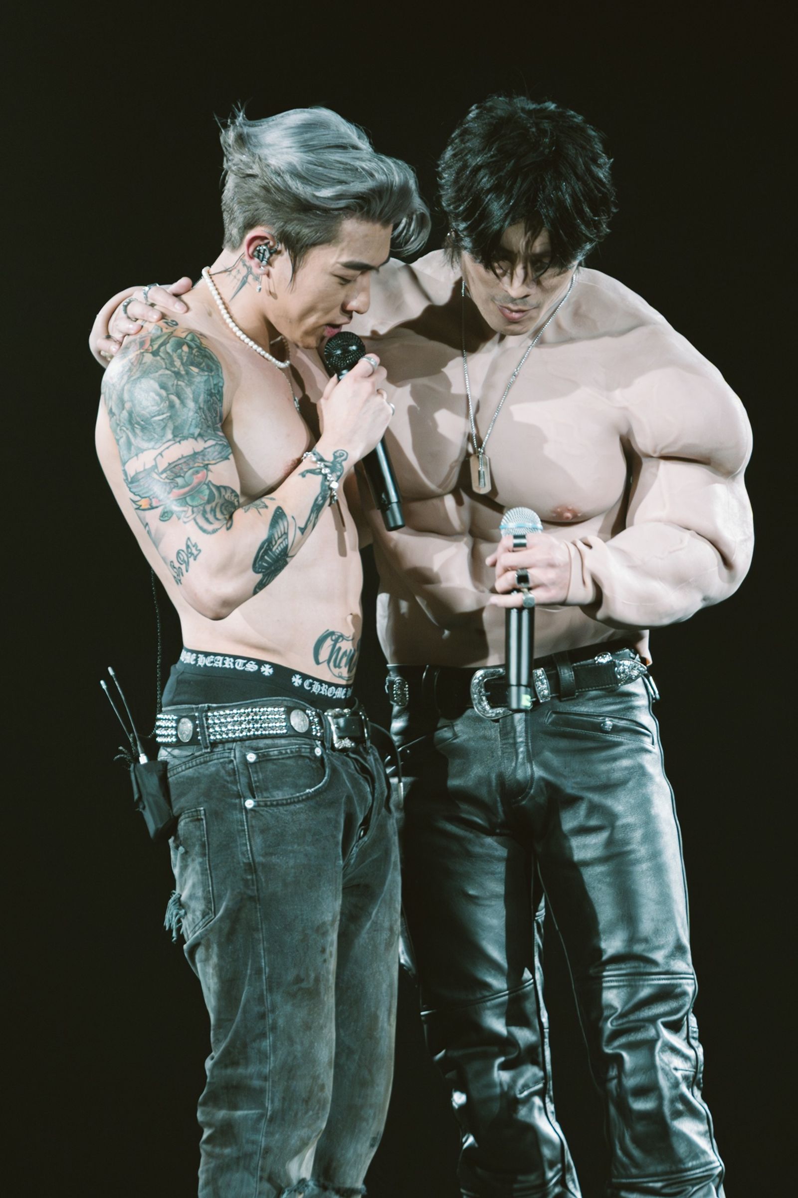 周殷廷穿上肌肉猛男裝跟半裸的Tyson比奶大。想不到音樂工作室提供