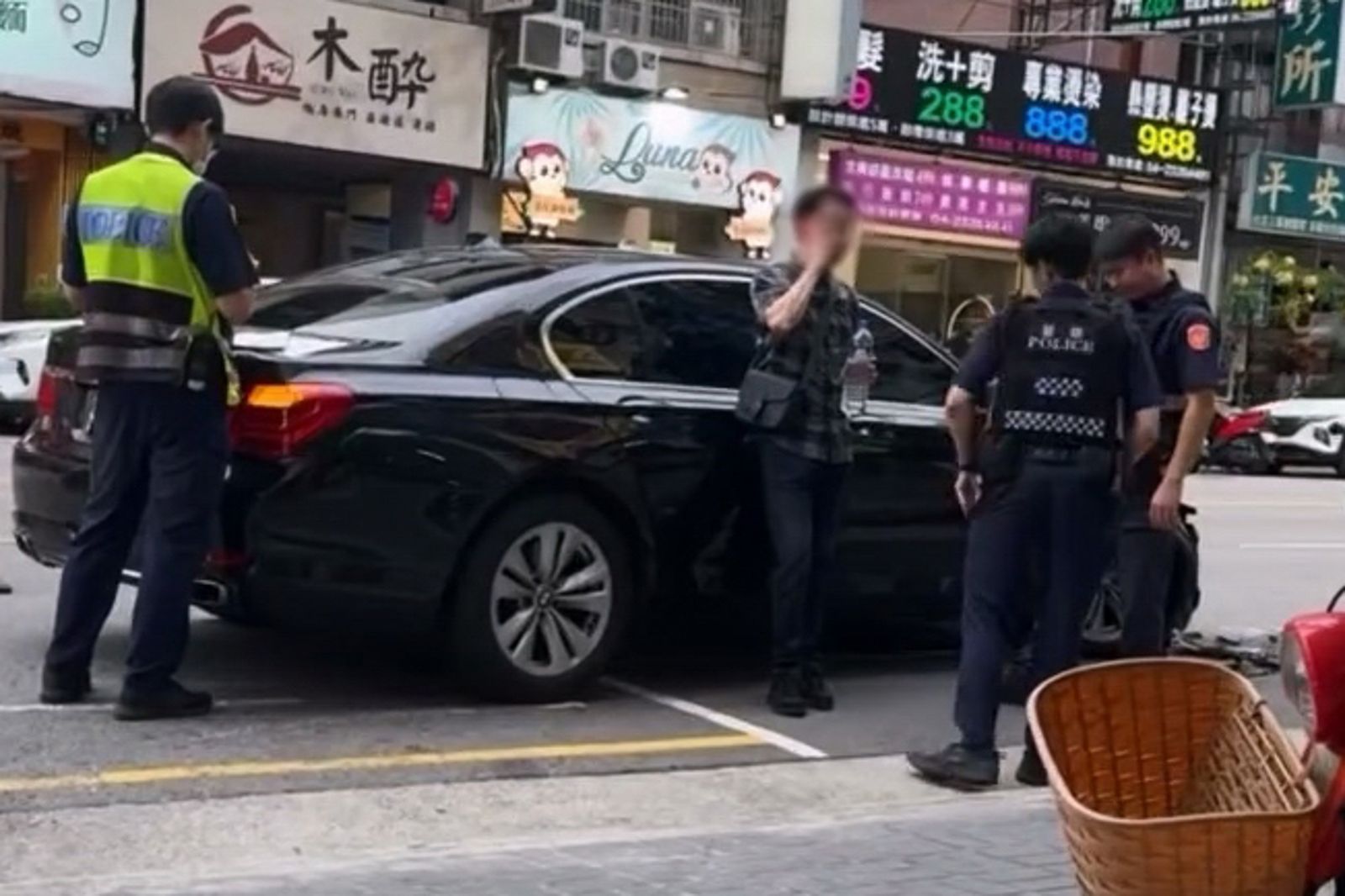 洪男擦撞路邊轎車，因精神恍惚，被警方當場查出毒駕。畫面翻攝threads sun.zhen.888