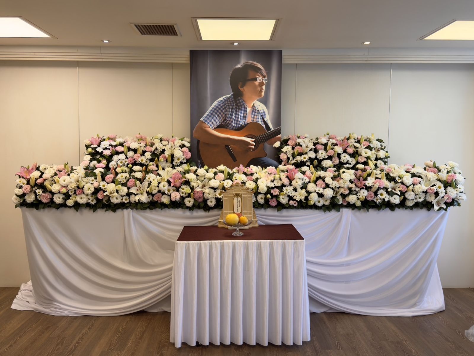 袁惟仁、遺照與靈堂布置曝光。家屬提供