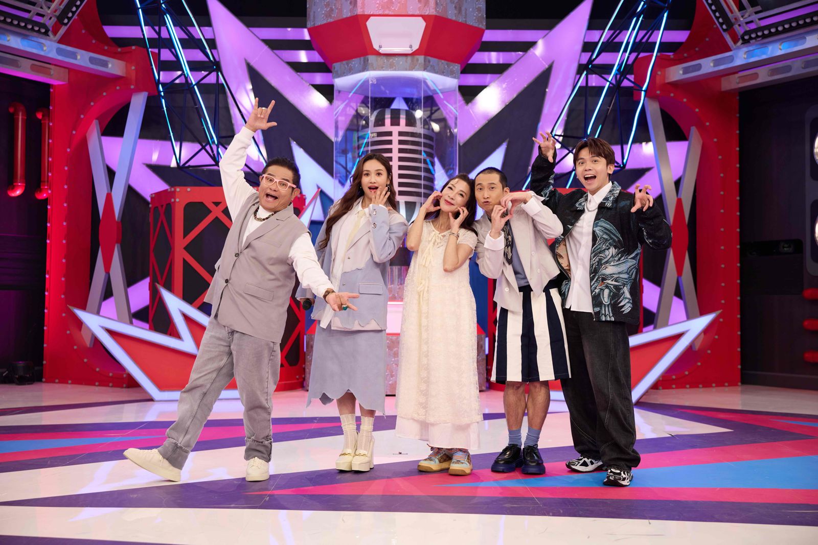 許效舜（左起）、SANDY、楊繡惠、浩子、黃豪平帶來驚喜連連的精彩節目。公視台語台提供