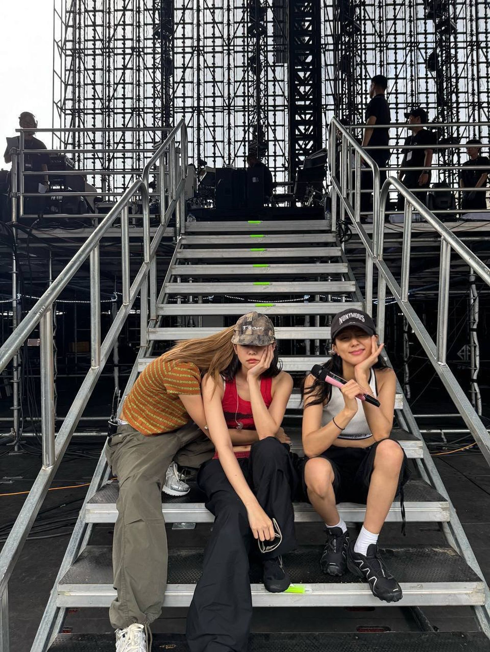 Lisa（左起）靠在Jennie身上，Jisoo拿著專屬粉色麥克風準備彩排。翻攝IG@jennierubyjane