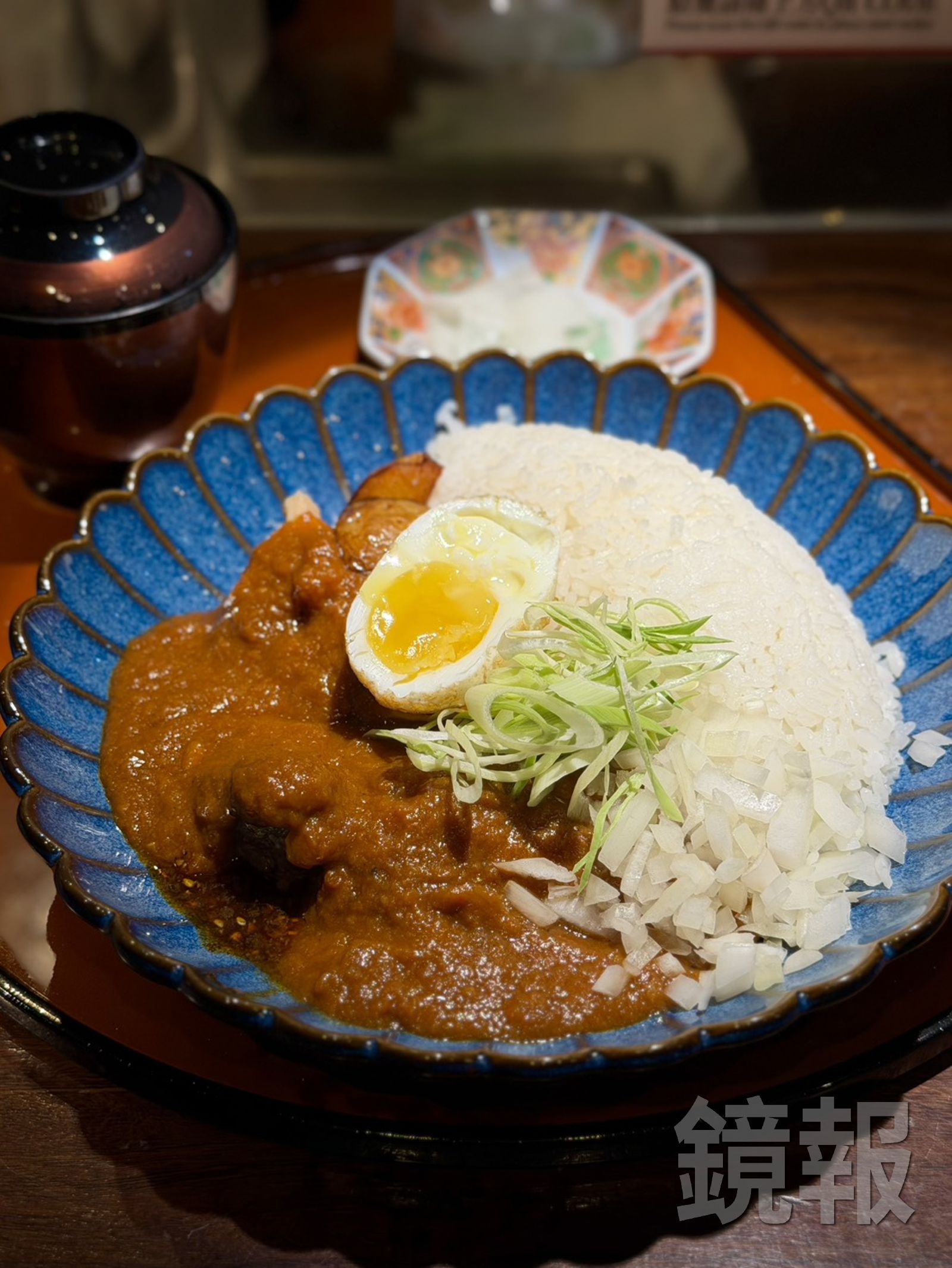「綜合牛雞熟成咖哩定食」牛肉與雞肉口感都相當柔嫩,咖哩醬甜美帶煙燻味,搭配生洋蔥碎、香料辣油,滋味層次豐富。(270元/份)