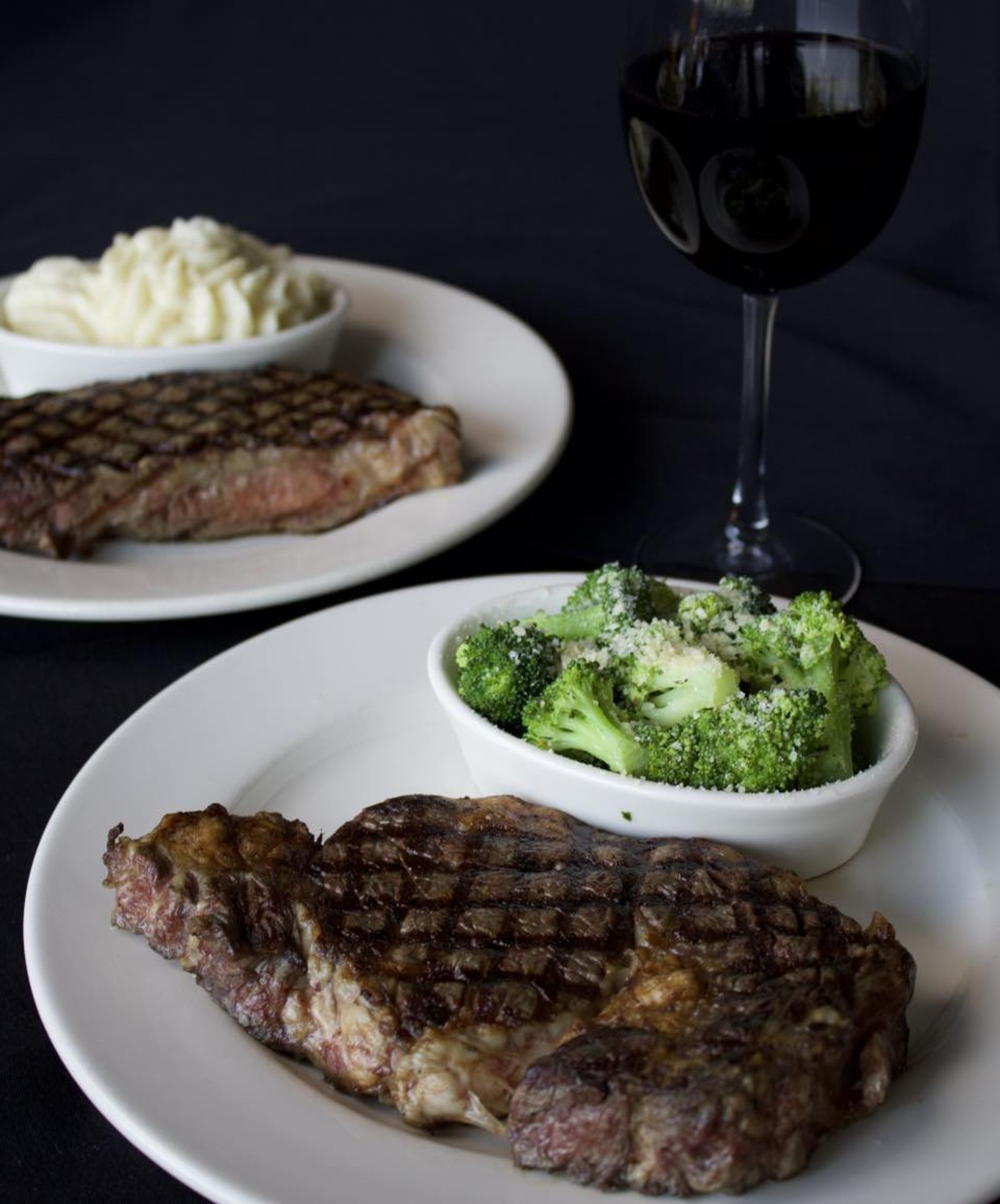 廚房員工傑斯．漢森（Jace Hanson）在食物上撒尿、向容器裡吐口水、踩踏食物。示意圖／翻攝畫面