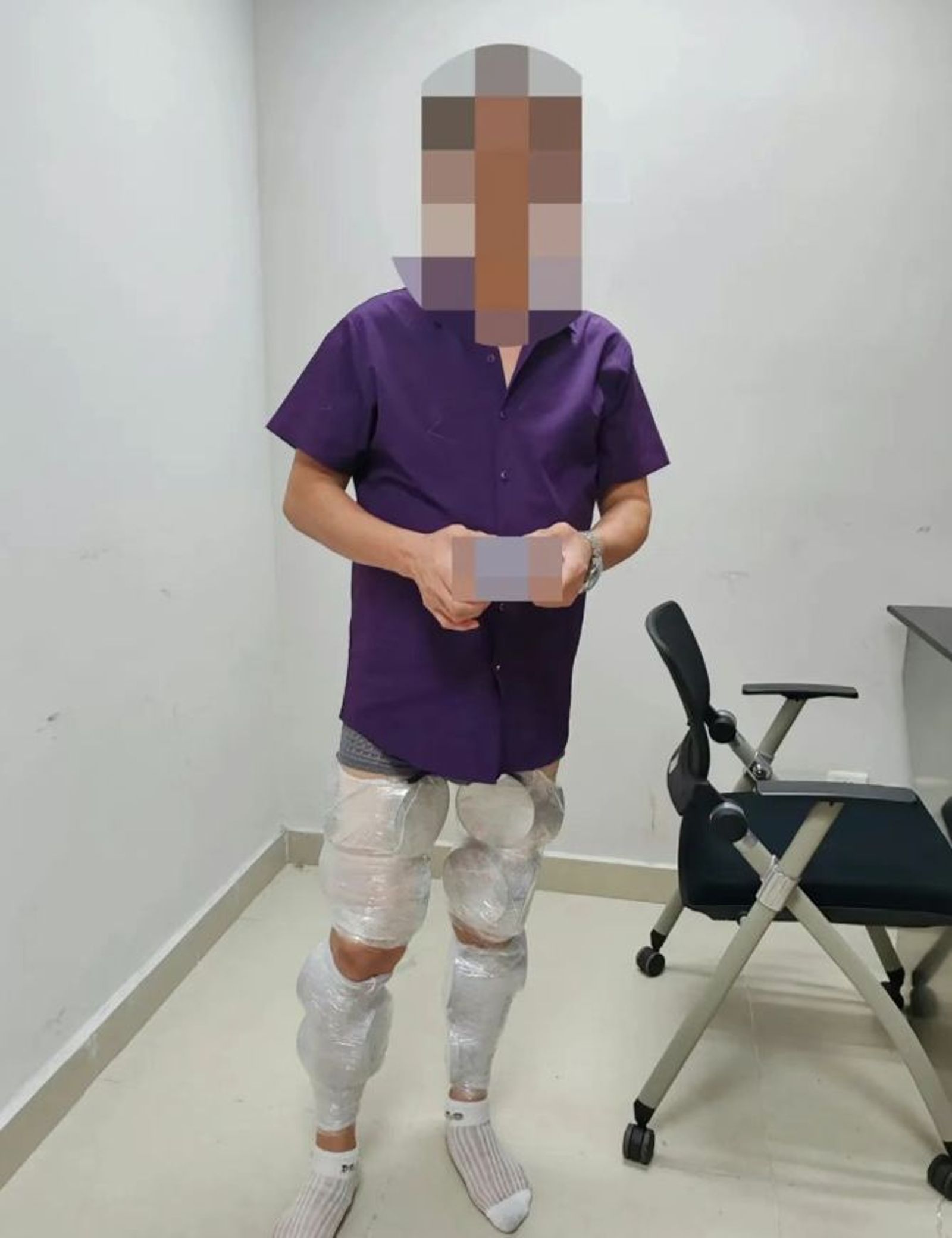 男子為走私遊戲,將光碟綁在大腿及小腿處。翻攝自遊民星空