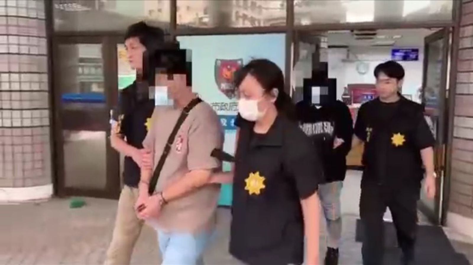 士檢史上最大槍毒案 毒梟走私百公斤毒夾Coach包 律師丁啟修洩密害警方撲空