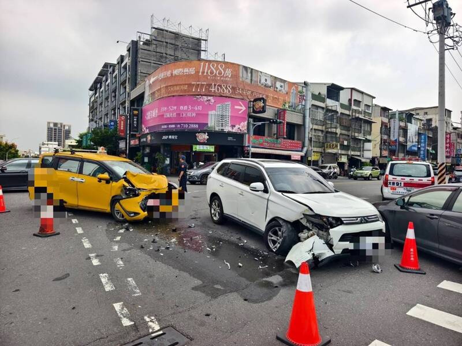 高雄鳳山老翁休旅車未禮讓、猛撞計程車　車頭全爛4人受傷送醫