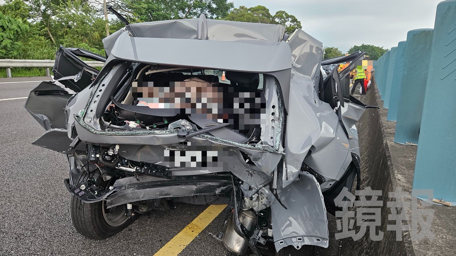 曾男駕駛的轎車遭後車追撞，車尾幾乎被削去一半，造成車內妻子受困，送醫傷重不治。民眾提供