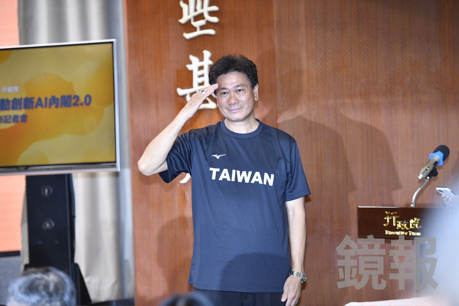 外界關注的前中職選手、「假日飛刀手」陳義信將接原民會副主委。(圖/李智為攝)