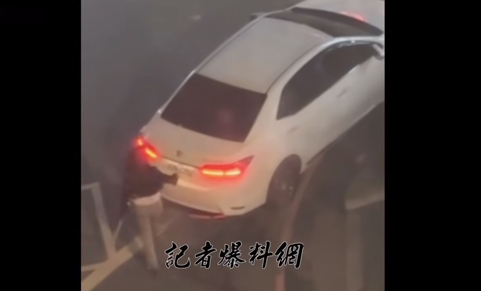 該女子手持球棒氣勢驚人。翻攝記者爆料網