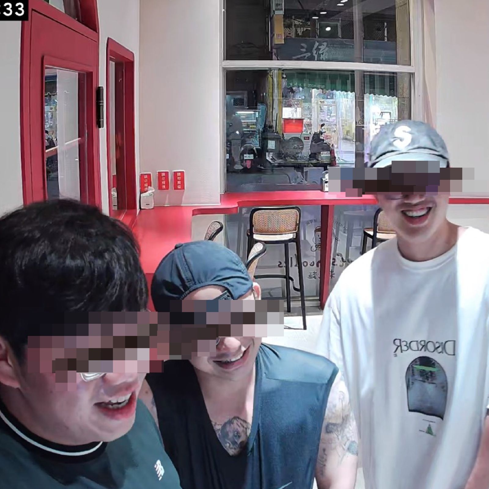 監視器清楚拍下偷竊食材者的面貌。圖／翻攝自FB／Let‘s Noodles 24hr自助泡麵店