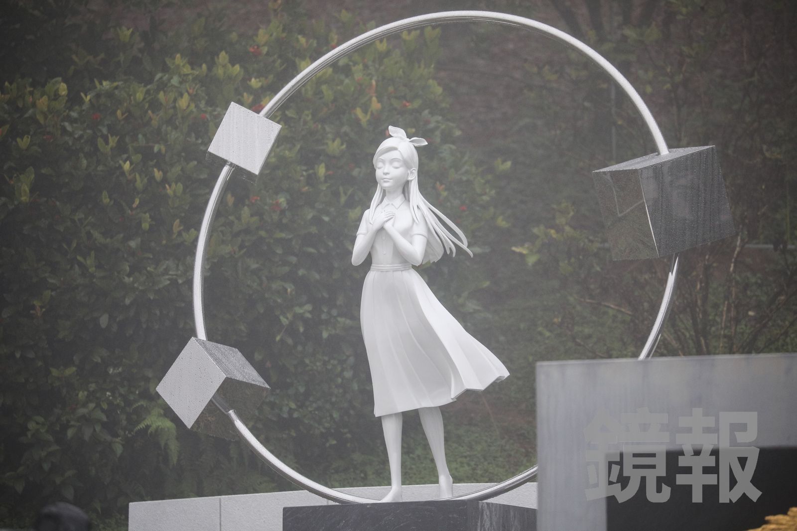 直擊／大S紀念雕像準時揭幕！S媽雨中痛哭抱緊具俊曄　哀傷顫抖喊：寶貝重生了