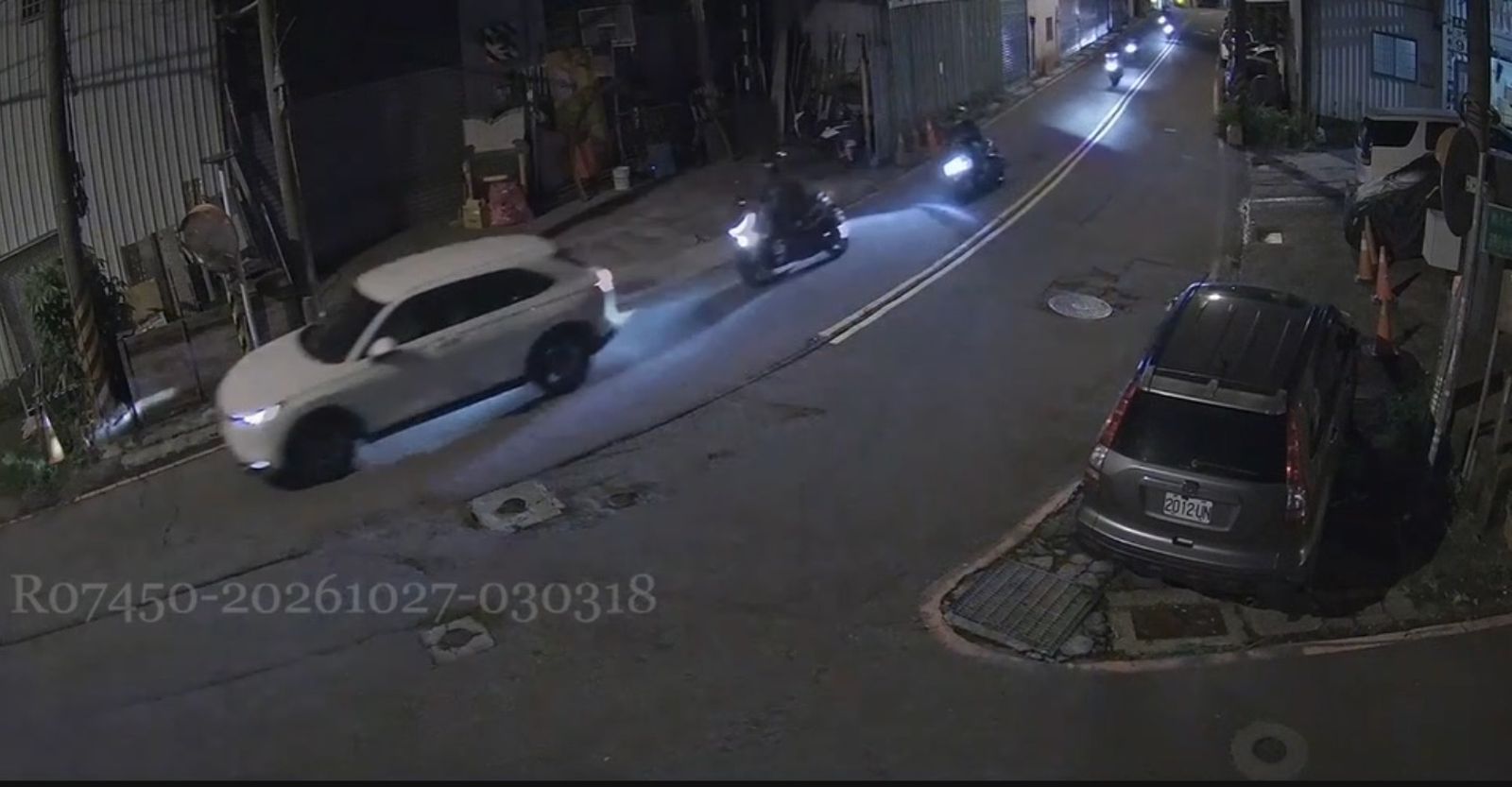 張男從山上被追趕至山下。圖/翻攝畫面