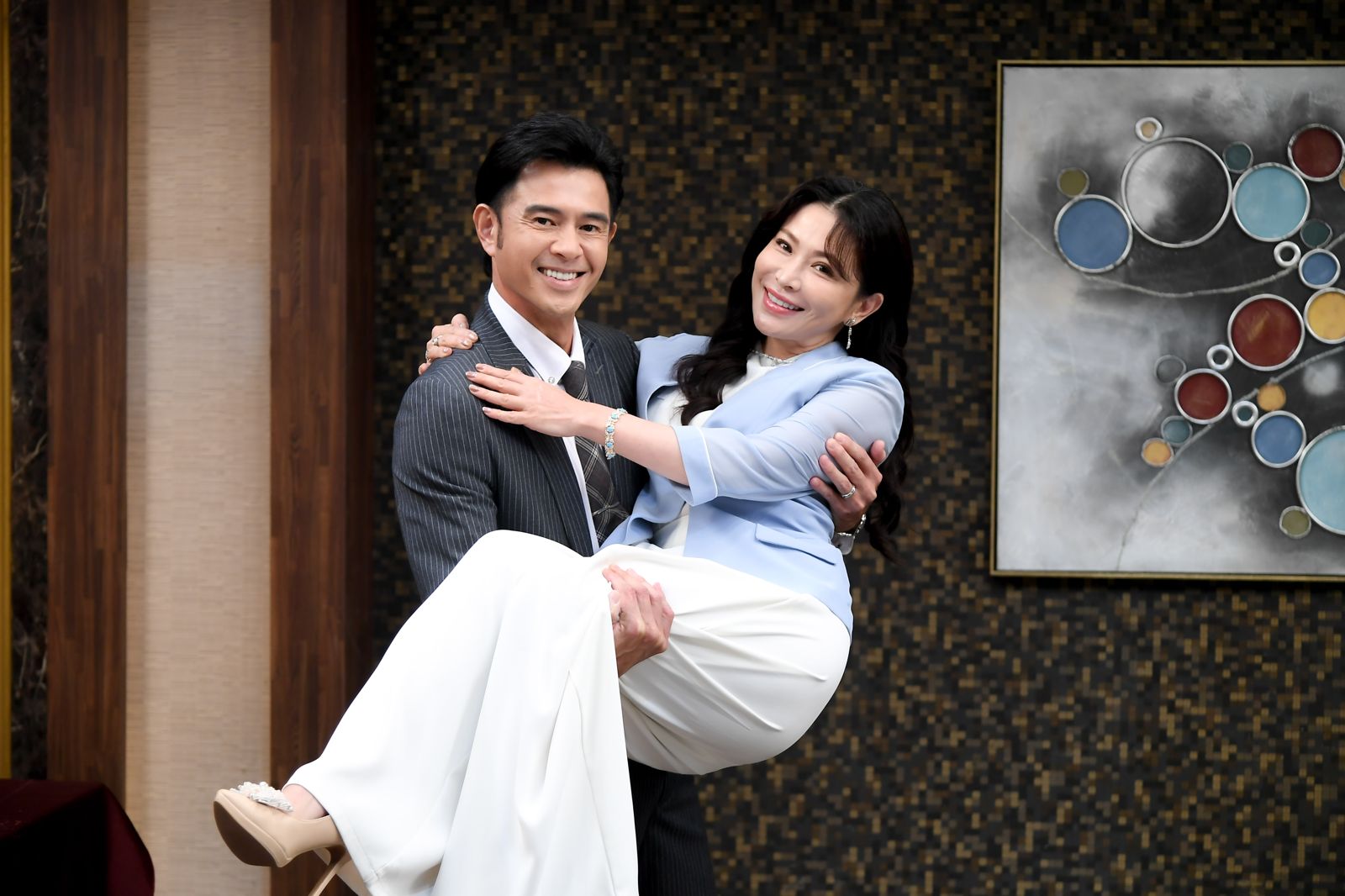 黃玉榮（左）、德馨（右）一改戲路在八點檔中搞笑。三立提供