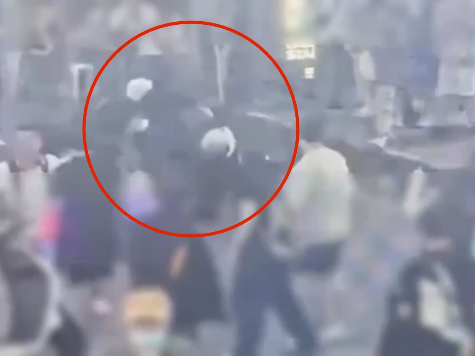 西門町千人目擊！持刀男拒交出美工刀情緒失控　警壓制帶回偵辦