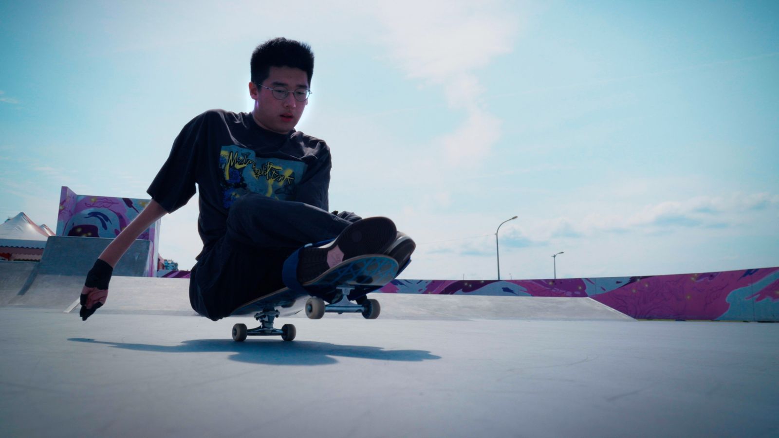 《極樂世界之好好出門》第二集主角顧文凱不畏運動感覺神經病變自學滑板，並奪下新加坡青年滾球第二名。公視提供