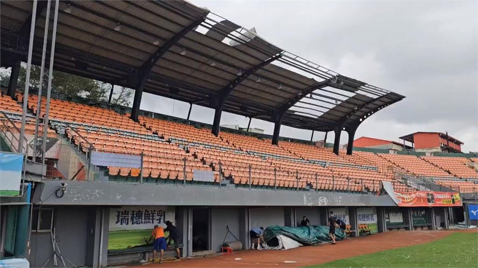 黃偉哲認為市立棒球場屋頂破損應由球團花錢修復。資料照片