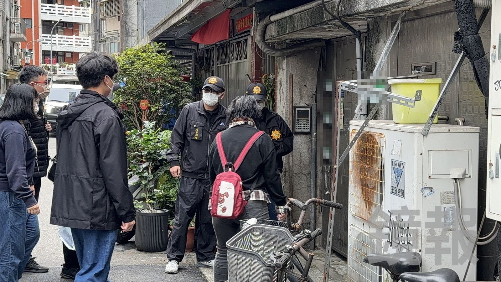 獨家直擊/殺貓魔女住處恐怖景象曝「臭到兩層口罩擋不住」 清出3大袋排泄物垃圾