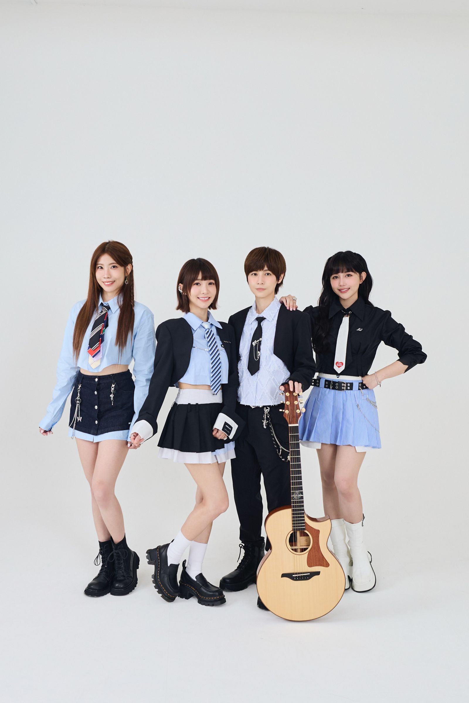創作女團怪星BOOM!量身打造同名宣傳曲〈聰明鎮〉,五月天阿信還親自操刀擔任MV導演。相映國際提供