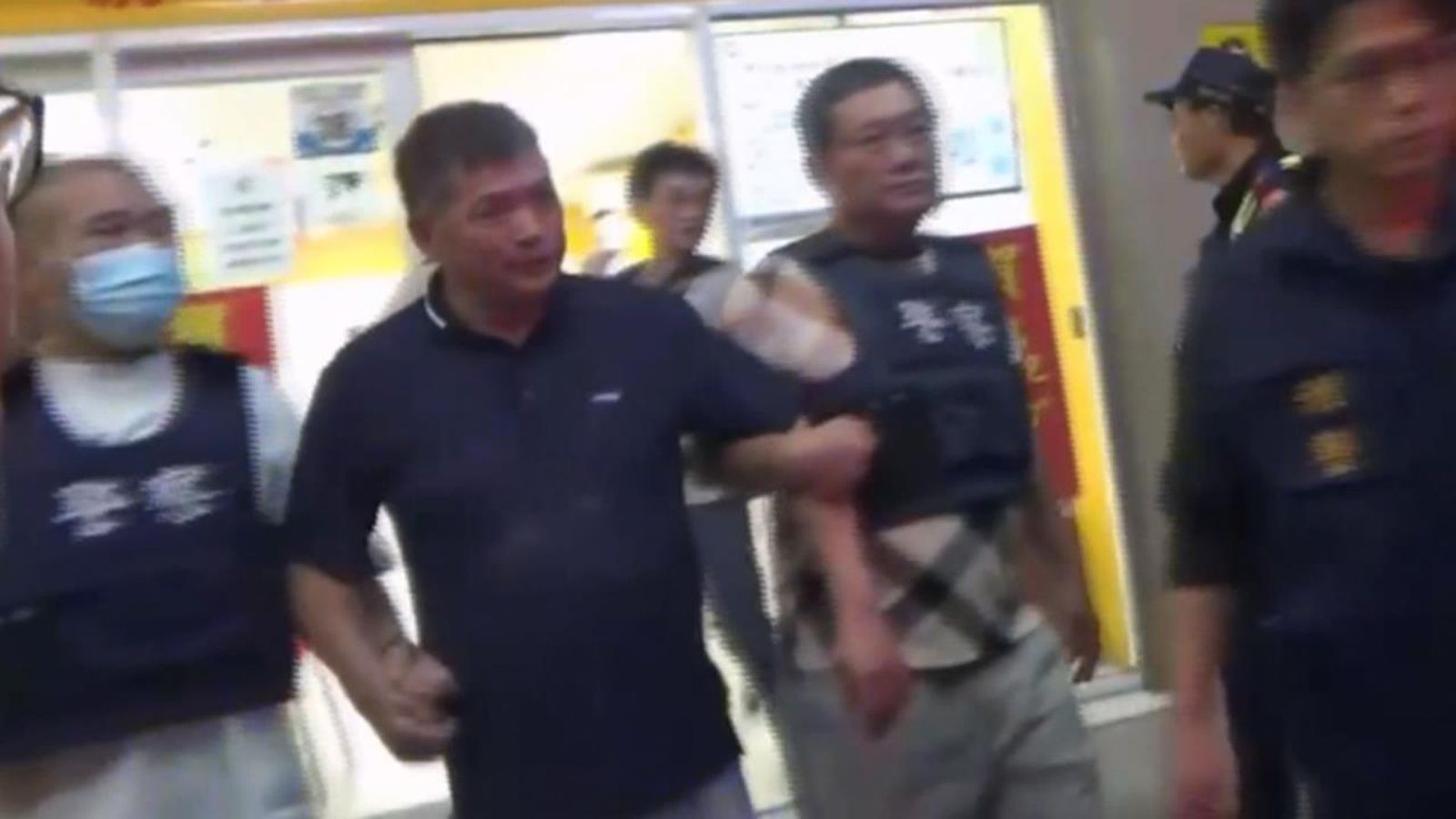 綽號「雨刷」的縣議員蔡政宜(左)及配天宮董事長蔡承宗(右)陪同林裕峯投案。資料照片
