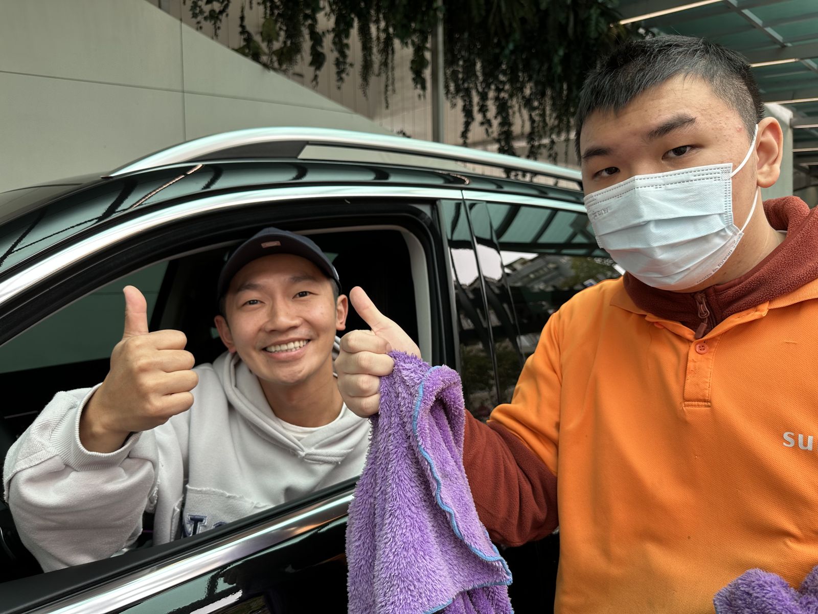 蔡昌憲以實際行動支持身障朋友的專業加油服務。OSGA中華演藝人高爾夫協會提供