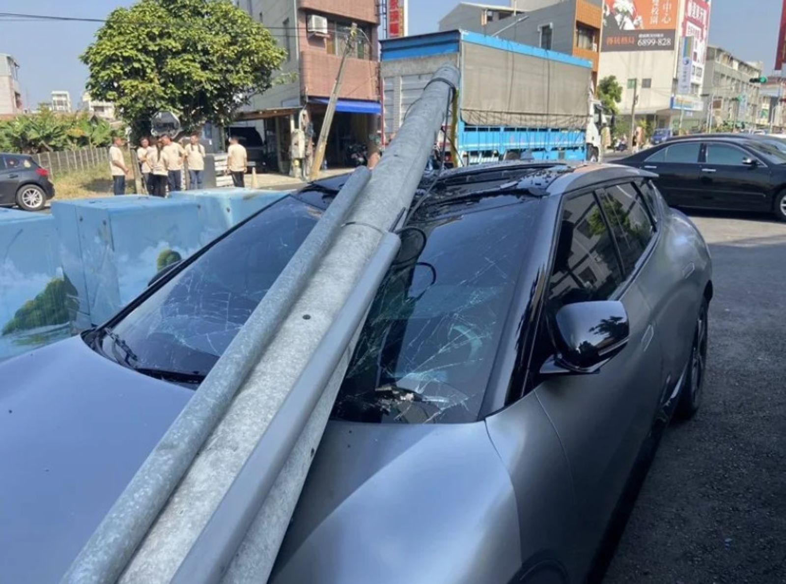 大貨車勾線釀天降橫禍　警員愛車遭「精準狙殺」變廢鐵