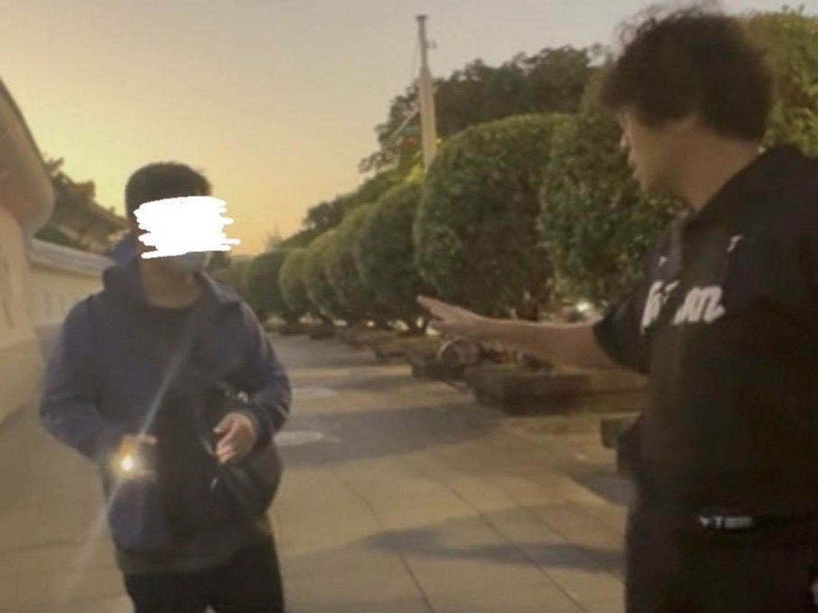 立委沈伯洋帶女兒散步遭強光照射！狂男質疑「你為什麼做網軍？」落網送辦