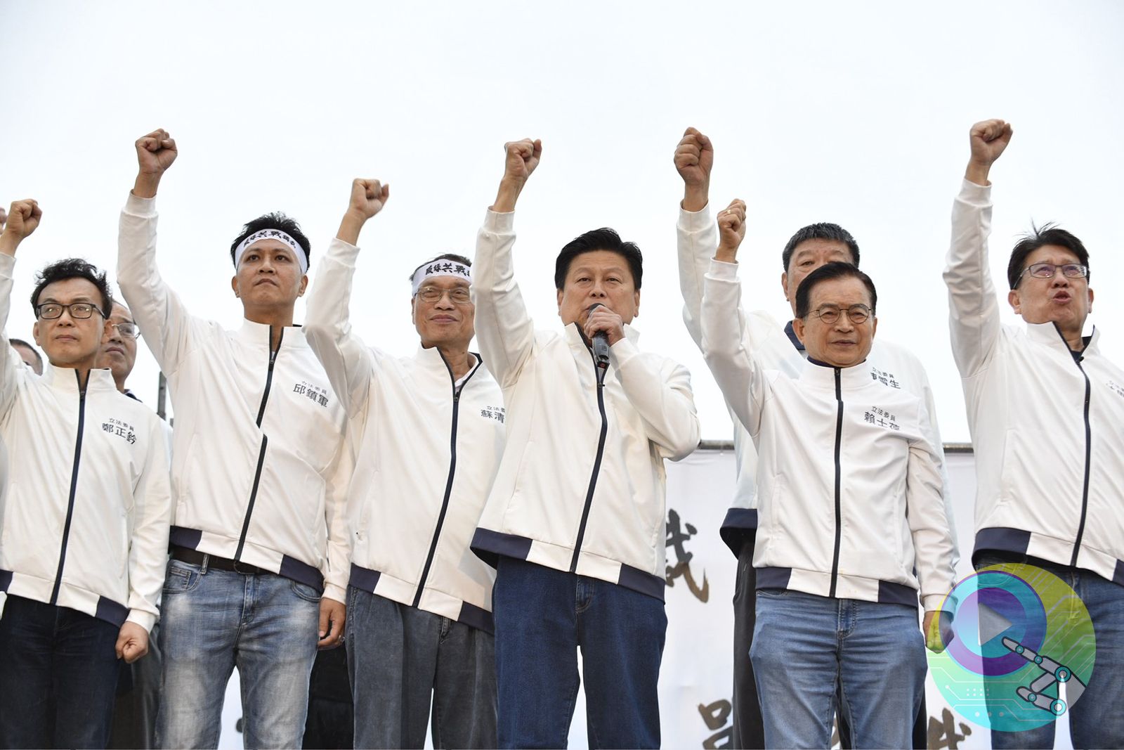 傅崐萁率立委們一同上台。