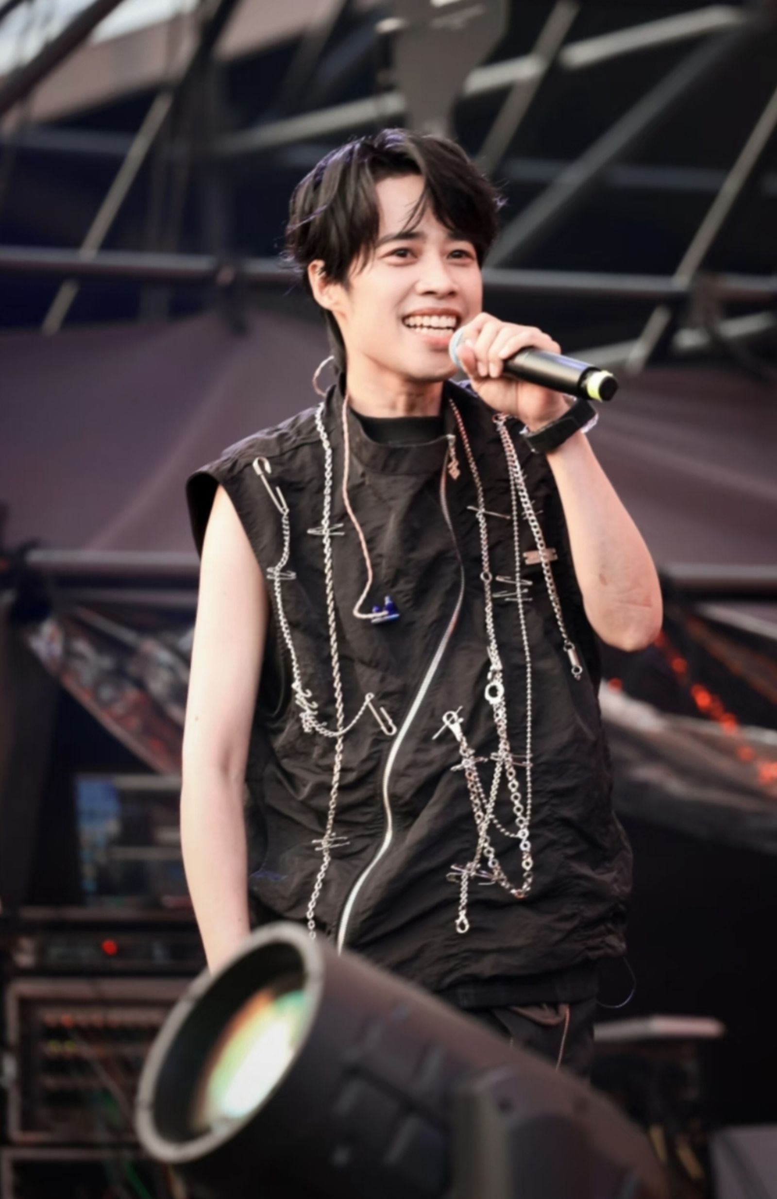 呂建忠1年多前出席活動時身型瘦弱。翻攝呂建忠微博