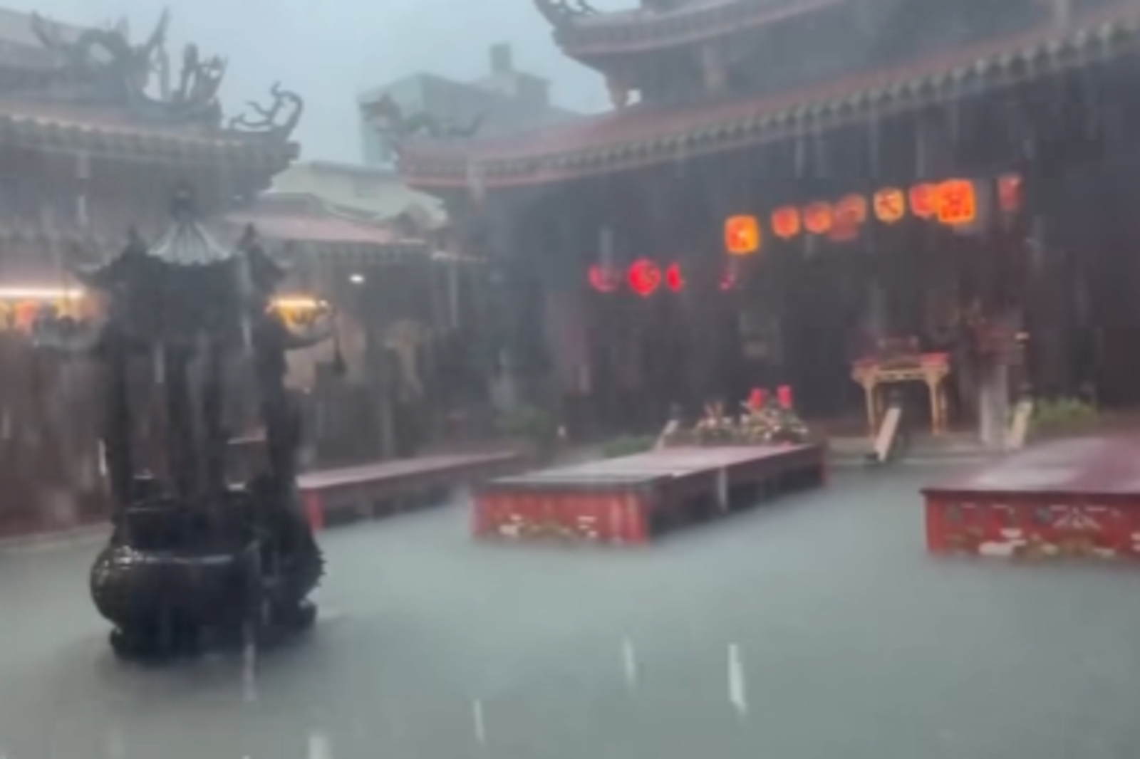 彰化鹿港天后宮也淹水。圖／翻攝自爆料公社