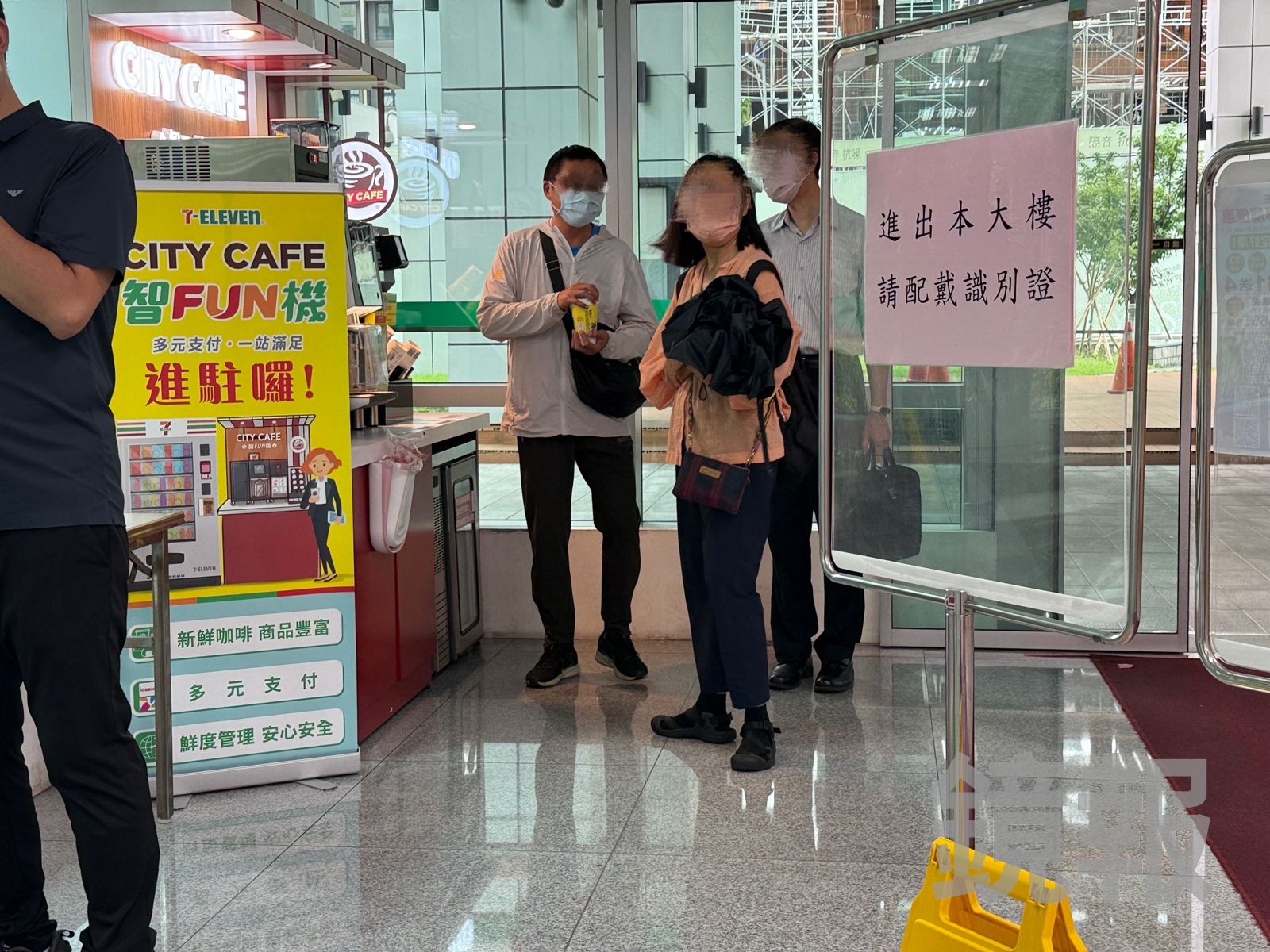 街口記者會前疑似主管機關人員現身公司。董孟航攝