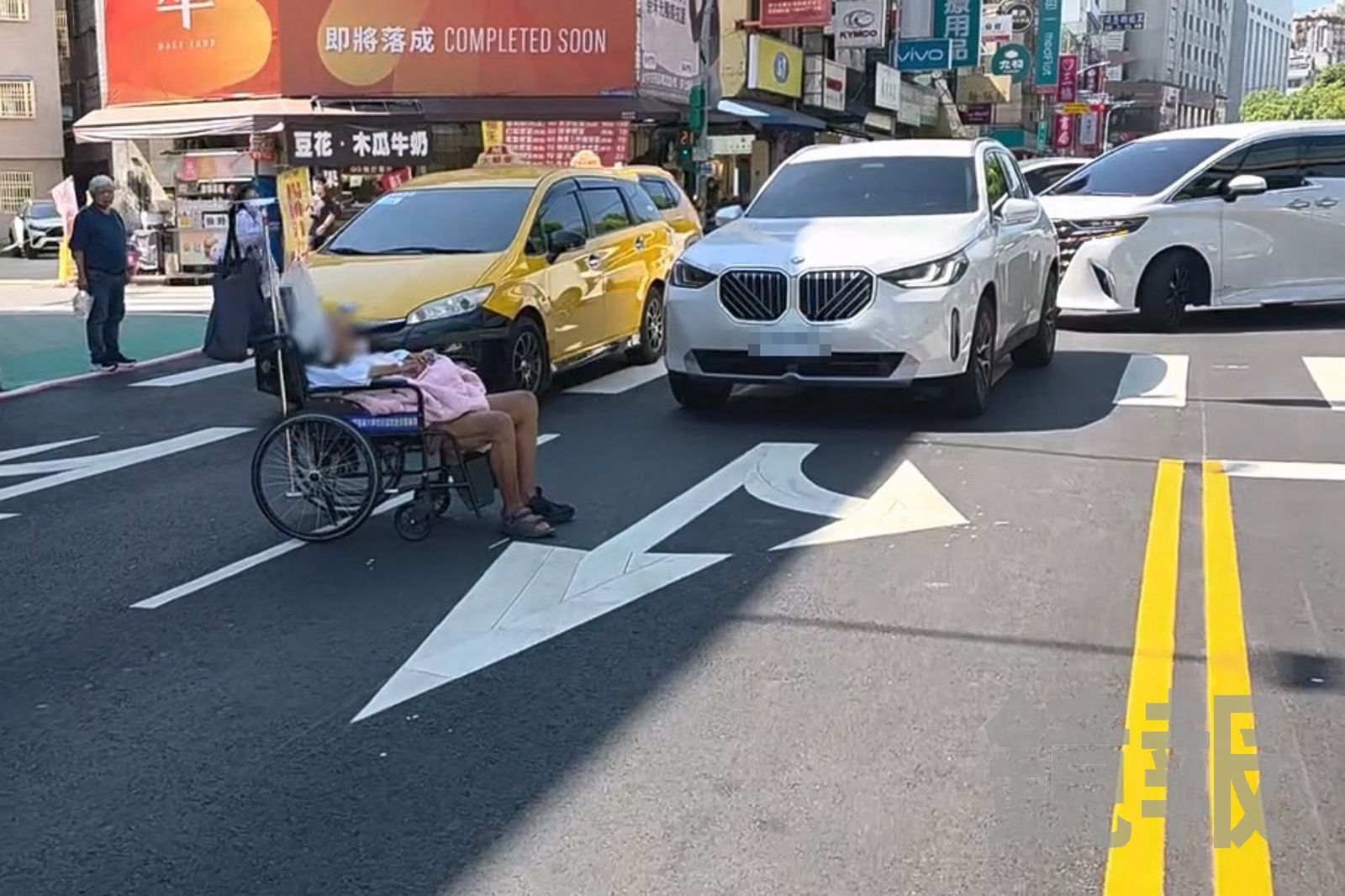 獨家/台中「龜仙人」又來亂了!六旬翁坐輪椅擋車道喊頭暈 網友認出…狂洗版細數惡行