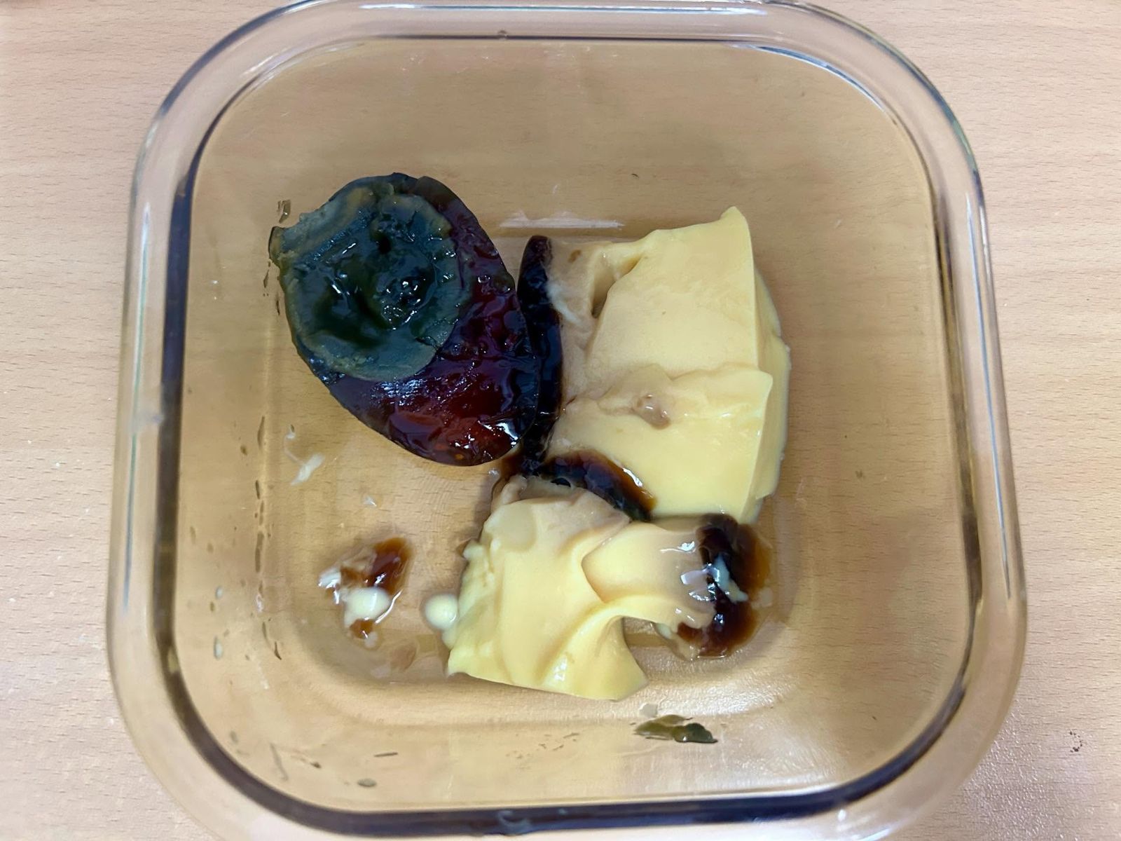 各位可以簡單在家嘗試獵奇新吃法:皮蛋拌布丁。圖/Threads @ling.shuang_