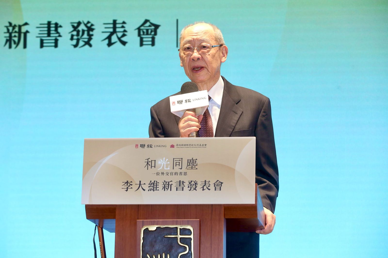 錢復今（26日）在李大維新書發表會上透露，李親筆手寫全書內容，不假電腦、不靠助理，聯經文化更動員專人協助轉檔與反覆校對。（圖／董孟航攝）