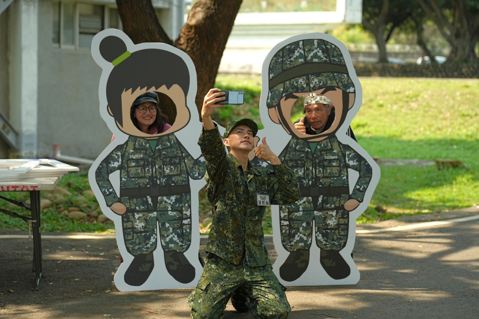 潘君侖(中)邀請家人們參加懇親會。。台視提供