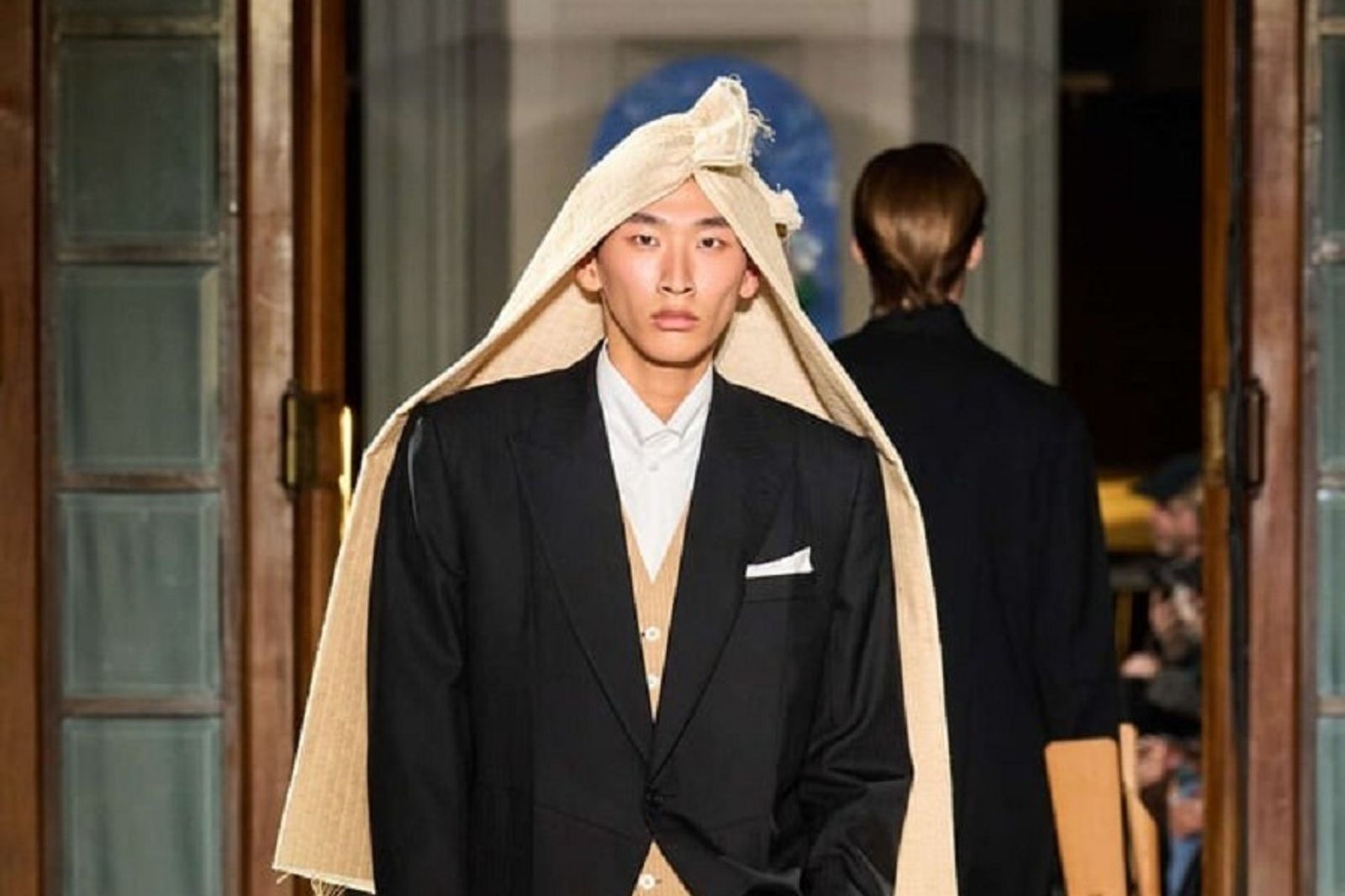 網瘋傳「巴黎世家披麻戴孝時尚」　真相曝光！出自日本設計師之手