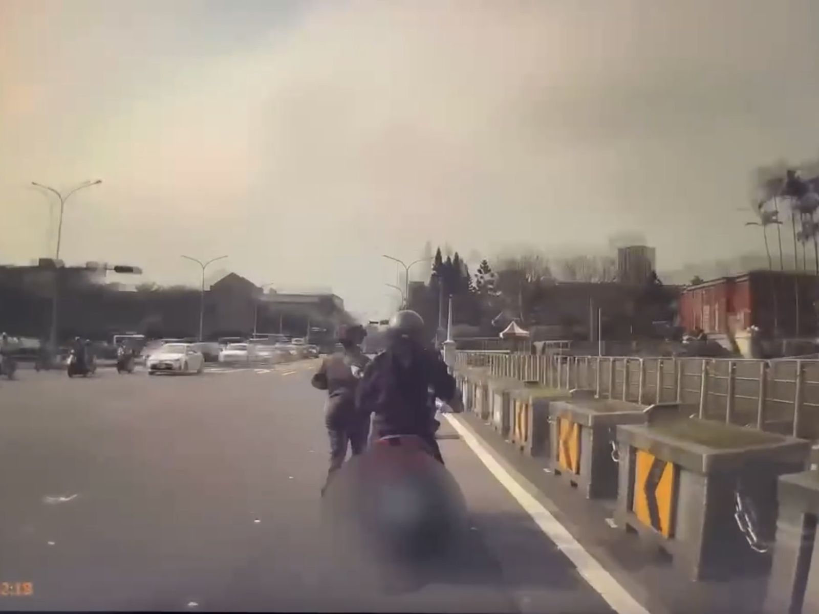 男子騎車直闖總統府前畫面曝！突停路口狂喊...警憲火速包圍