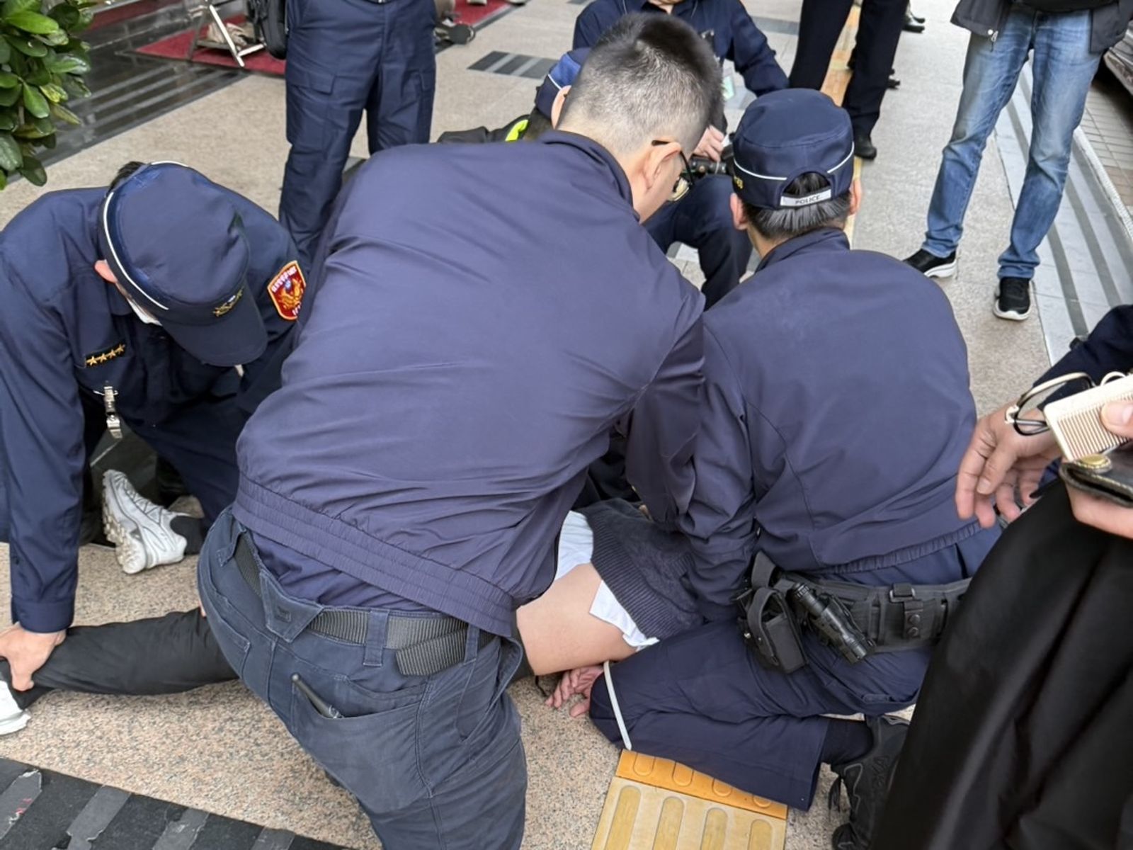 醉男強闖立院研究大樓 警即刻動員壓制釐清動機