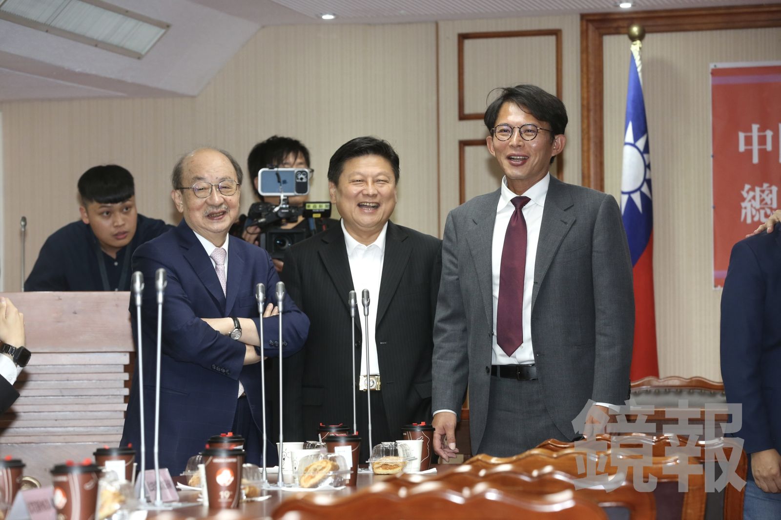 國民黨團今天上午舉行幹部交接，民進黨團總召柯建銘（左）與國民黨團總召傅崐萁（中）、民眾黨團總召黃國昌（右）有說有笑。（圖／董孟航攝）