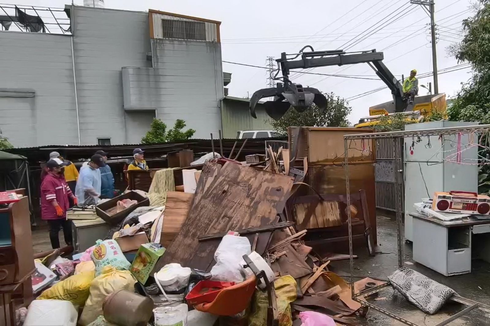 苗栗暴雨泥水灌滿三合院！　清潔隊奮戰5天　接力清運50噸泡水家具