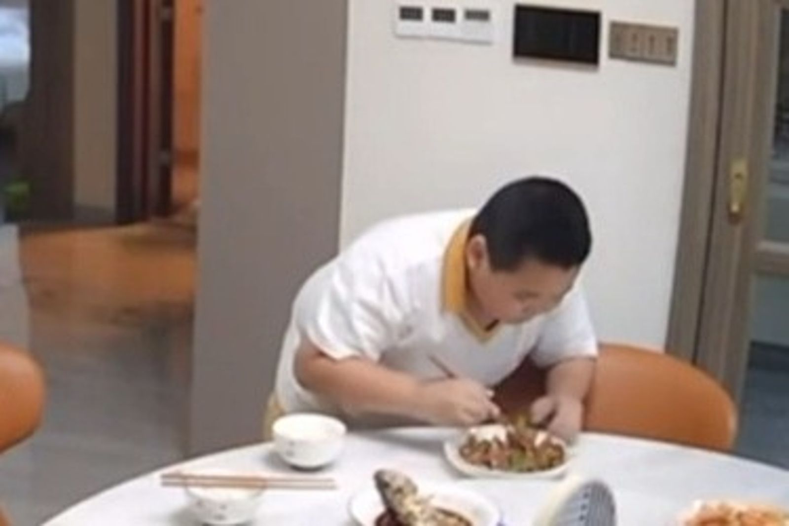 扒飯比逃命重要！廣東小男孩2度回頭「護食」網笑翻