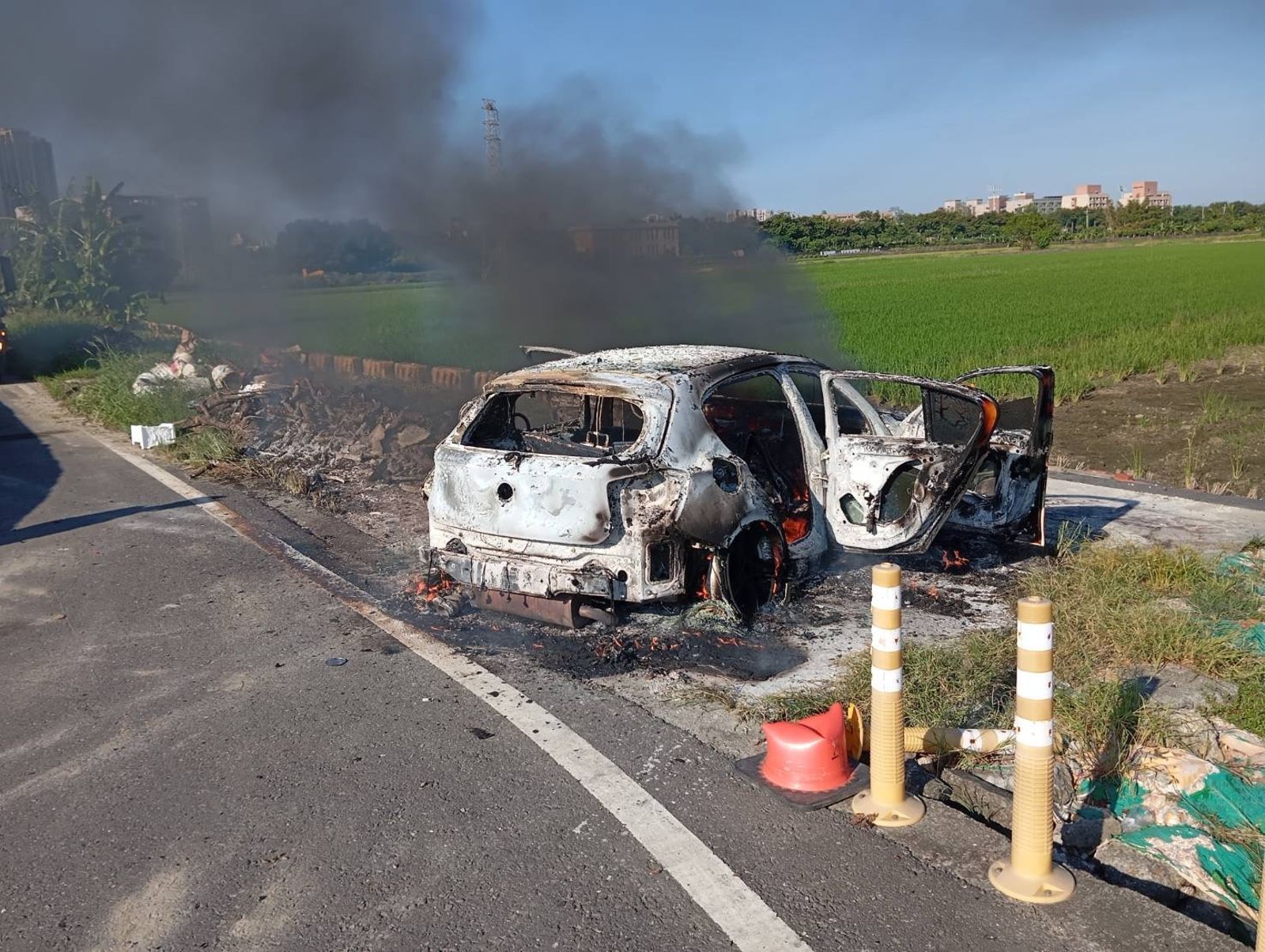高雄槍擊案兇嫌開車逃逸後,再焚車滅證。圖/翻攝自記者爆料網