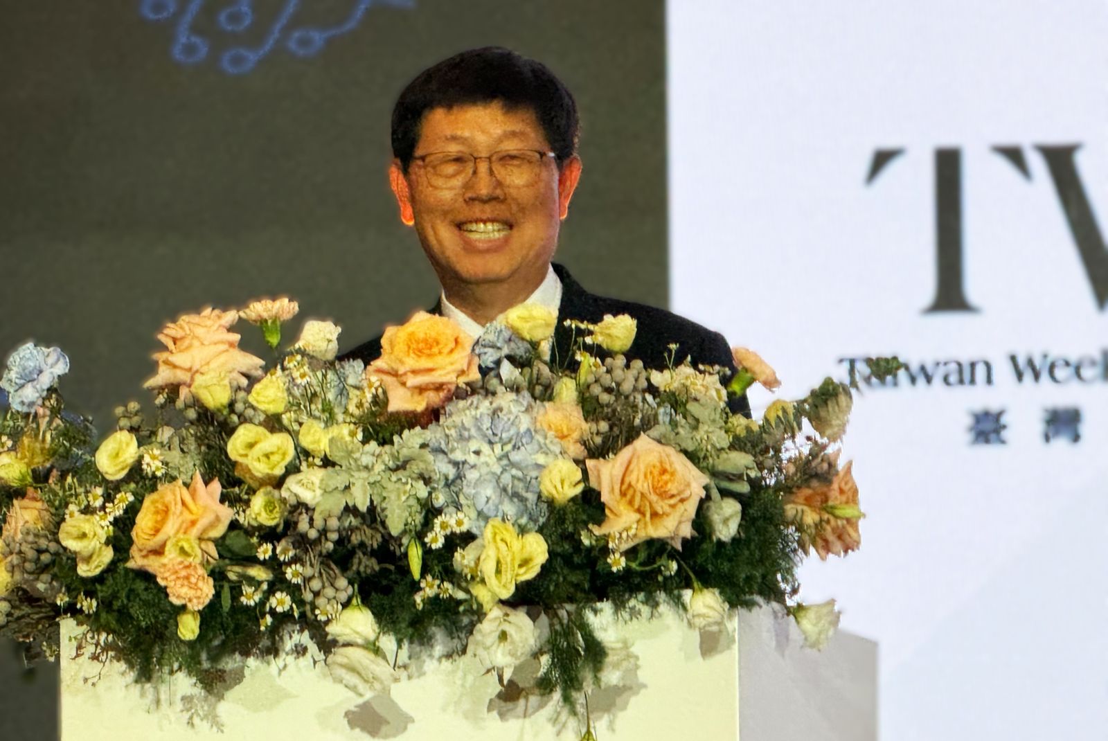 鴻海目標價喊到400元!外資看好AI+蘋果雙引擎、股價飆近8%