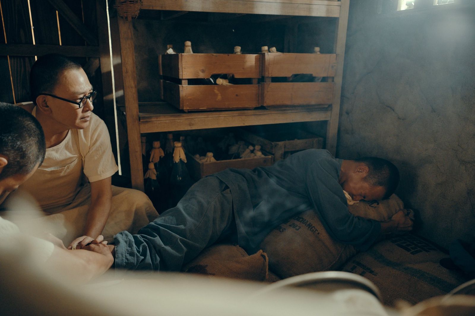 吳念軒（右）以農家子弟「阿貴」一角，在金鐘提名時力壓同劇老將王識賢（左）。客家電視台提供