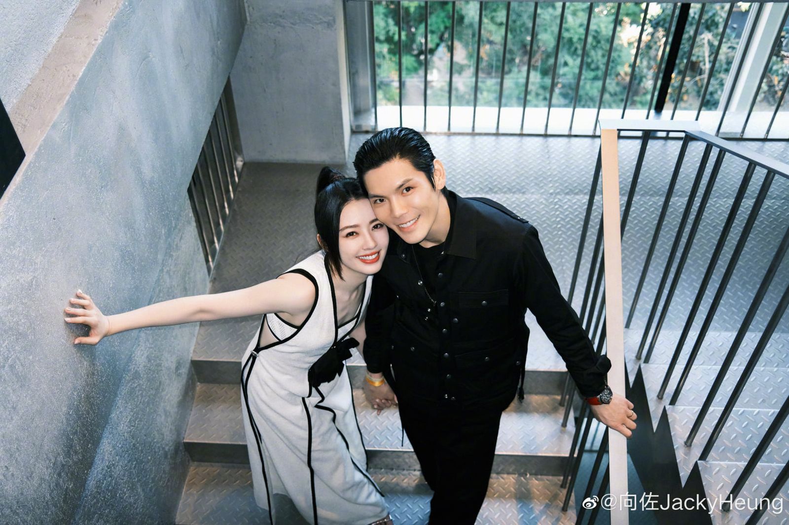 向佐與妻子郭碧婷。翻攝向佐IG